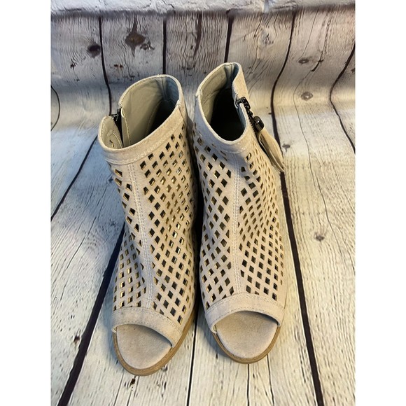 JC Journee Collection Pixie Gray Laser Cut Ankle Booties SZ 7 - Picture 2 of 5